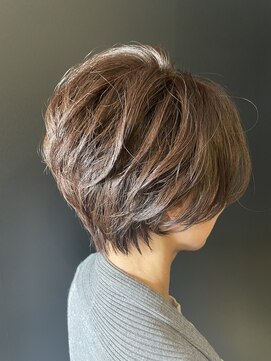 サローネデ アグスティナ バイ サンバンチ(salones de agustina by sanbanchi) ハンサムショート×オリーブグレージュ