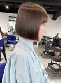 フラットボブ×ペールベージュ