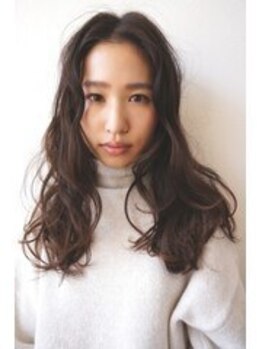 アールサロン(R SALON)の写真/柔らかい質感の大人カールをプロデュース。髪に負担をかけないダメージレス技術で大人上品なウェーブに。