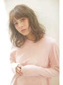 ほつれウェーブでヌーディなスタイル