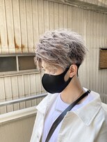 ブレイズ ザ サロン(BLAZE THE SALON)&nbsp;シャドウルーツホワイトグレー束感センターパート【BLAZE 大庭】