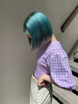 ラボ(Ravo) ターコイズブルーの切りっぱなしボブスタイル