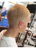 金髪ベリーショート