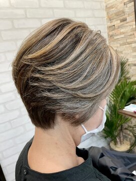 ハサミバイアトリエナガノ 千葉(8sami by atelier nagano) ショートボブ/センターパート/ツヤ髪/グラデーション/イヤリング