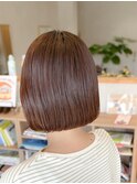 秋深まる季節に優しいミニボブでお出かけ日和に。