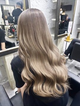 リア(riah) ダブルカラーミルクティーベージュレイヤーカット韓国ヘア
