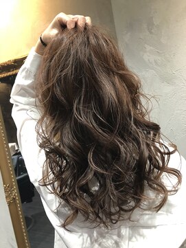 ヘアーシグネチャー(Hair Signature) クールな色合い!ピンクグレーゆるふわロングMIXカール