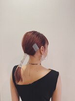 ファミリィ (PHAMILEE)&nbsp;顔まわりの後れ毛とシンプルなヘアセット