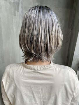 ローリー(Rowlly) - ホワイトグレージュ × ブリーチ × レイヤーボブ - BACK