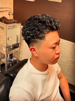 エイト(Eight)の写真/高い技術で、フェード・毛束カット・パーマ・ハイトーンカラー等、クラシックからトレンドまで幅広く対応◇