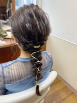 およばれヘアアレンジ　結婚式　紐アレンジ