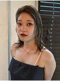 ラフにかきあげたラベンダーグレーのレイヤーミディアム