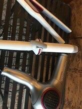 仕上げはこれ！！超最新のドライヤー導入♪髪ツヤまとまりも抜群！なにより熱によるダメージがない♪