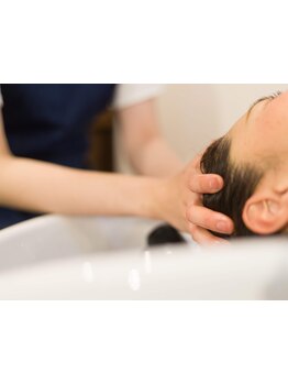 【頭皮＝髪の土台】足先まで伸ばせるフルフラットのシャンプー台で受ける、オーダーメイドスパ !!