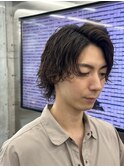 ナチュラルな質感が人気の無造作パーマ×センターパートウルフ