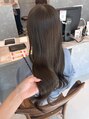 エテレ(etele) ブリーチなしで、赤みをなくしたナチュラルで透け感あるカラー。