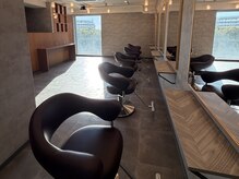 ソレル 用賀(sorel)の雰囲気（光の入る明るいサロンです。座り心地を重視したチェアです。）