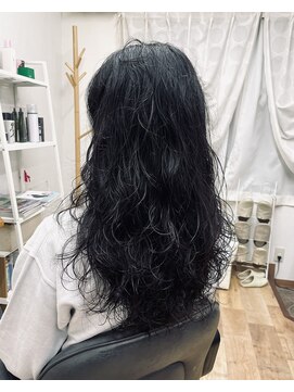 りんごの木 黒髪をロングのまま活かしたパーマスタイル