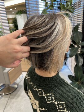 ステア ケース(stair case) 顔回りの白髪はフェイスフレーミングで蹴散らして グレージュ