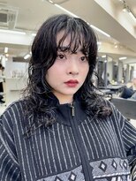 ヴェイン 渋谷(vain)&nbsp;ミディアムパーマヘアぱっつん前髪ブルーブラックレイヤーロング