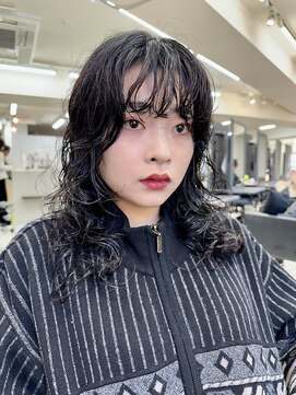ヴェイン 渋谷(vain) ミディアムパーマヘアぱっつん前髪ブルーブラックレイヤーロング