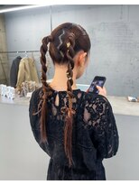 ノード(NODO)&nbsp;【お呼ばれヘア】ツインポニーのツイストアレンジ