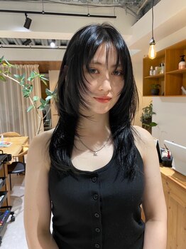 エヌダブリュエイチ(n.w.h)の写真/≪髪の長さは変えずに印象を変えるカット技術◎≫動きのあるスタイルで、自宅でもサロンクオリティが叶う★