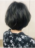 大人可愛いアッシュハイライトの丸みショートボブ