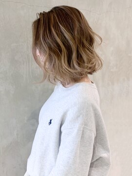 アイティーバイアルバム 八王子店(IT by ALBUM) ホワイトブロンドマロンベージュウェーブミディアム_ba283701