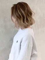 アイティーバイアルバム 八王子店(IT by ALBUM) ホワイトブロンドマロンベージュウェーブミディアム_ba283701