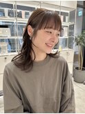 大人かわいいナチュラルミディアム　顔周りレイヤー外ハネ