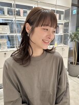 大人かわいいナチュラルミディアム　顔周りレイヤー外ハネ