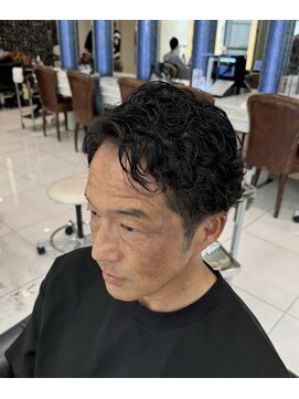 エアー 銀座タワー(AIR) ツーブロック刈り上げショートパーマスタイル/黒髪