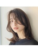 「ミディアムヘアで、エレガントさと動きのあるスタイルを」