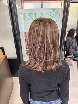 アイズ 本厚木(AIZU) 白髪ぼかしハイライト シナモンベージュ