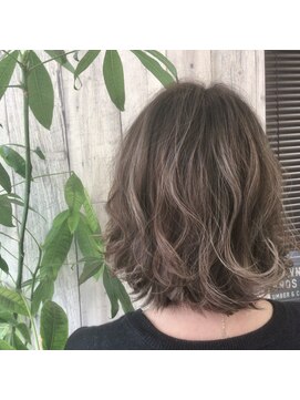 ヘアアンドデザイン ネイビー(Navy) 肩上軽めボブ×浮遊感ハイライト×フォギーグレージュ