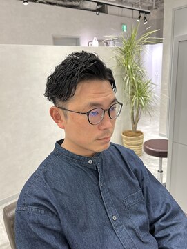 キートス(Kiitos) 七三ビジネスワンカールパーマ　刈り上げスタイル