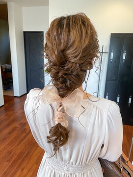 スリーバイザサロン(THREE by the salon) 編みおろしりぼん♪