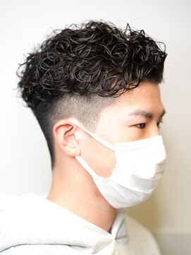 アルファ 新宿(alpha) フェザーパーマ/ブルーブラック/刈り上げセンターパート[新宿]