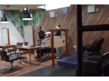 ルード(mens hair salon Rude)の雰囲気（開放感のあるスペースです。）