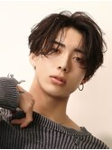 メンズヘア黒髪ミディアムセンターパートナチュラル毛流れ