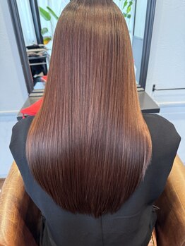 最先端の髪質改善でくせ毛・うねりを根本から補修。艶とまとまりが続く美しい髪へ。