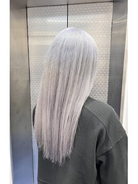 ファイブバイジエクト 堀江(FIVE by The Ect) クールなホワイトシルバーカラー