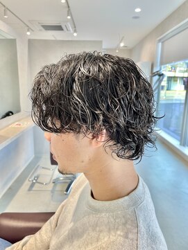 トラップヘアー 波巻きスパイラルパーマセンターパートメンズスパイラルパーマ
