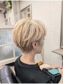 ホワイトブロンド白髪を生かして金髪ショート　40代50代60代