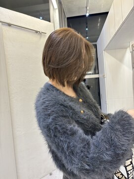 アナ ラーナ(Anna Lanna) 柔らかカーキベージュ×キュッとボブ