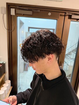 コワファーストナガサキシャンプーボーイ(COIFF1RST NAGASAKI SHAMPOO BOY) ツイストスパイラルパーマ メンズサロン マッシュカット 韓国