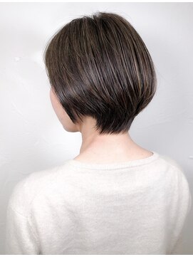 ウィロー(WILLOW) 【WILLOW】ハイライトでグレイを活かしたショート（井下貴史）