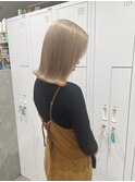 ホワイトベージュ切りっぱなしボブハイトーンカラー