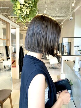 マッシュ グランバーズ 布施(MASHU GRANDVASE) 艶グレージュ×ぱつっとボブ